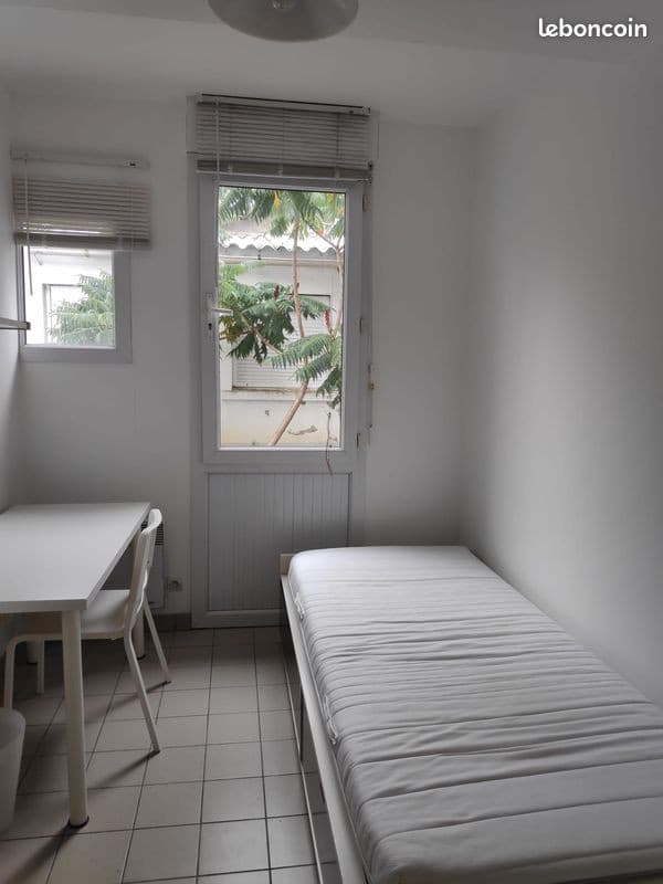 Petite chambre indépendante avec salle d'eau attenante