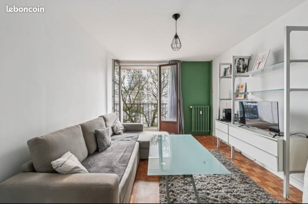 Superbe studio meublé avec balcon plein sud, ascenseur, cave et parking possible