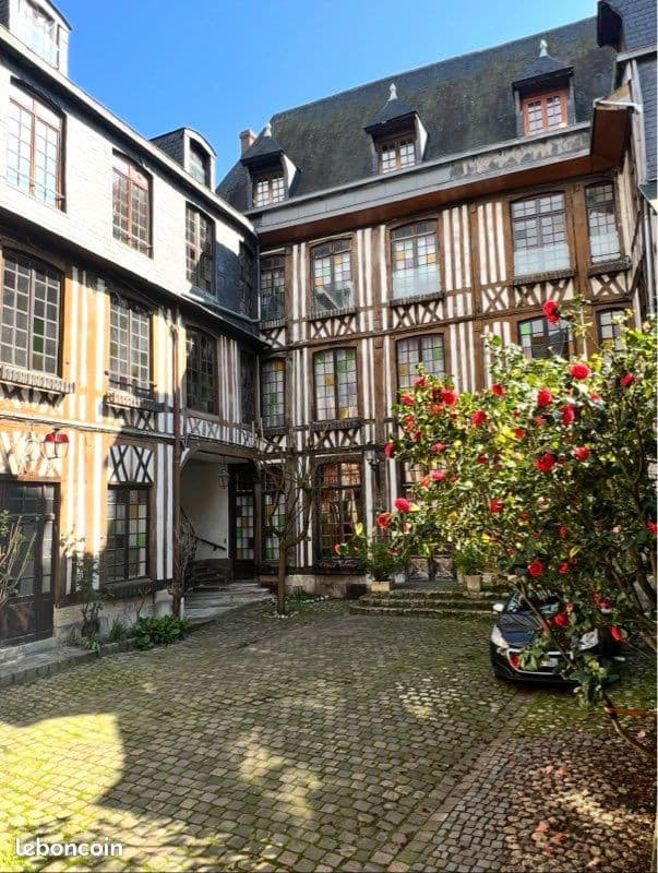 Niché en plein centre de Rouen, dans Hôtel particulier, Magnifique 2 pièces meublé Haut de gamme