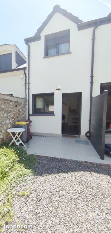 Petite maison cosy meublée avec terrasse + jardin à Torcy Cuisine équipée, salon, chambre, dressing