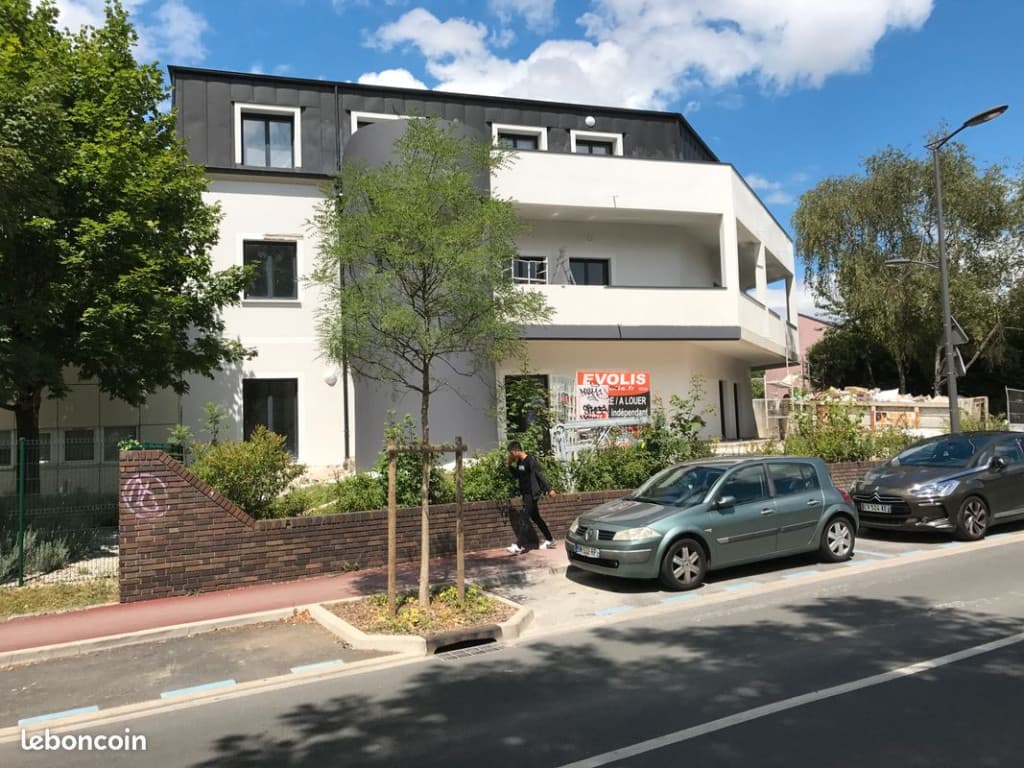 Studio meuble dans un immeuble calme et de standing a cote de la gare rer de noisiel