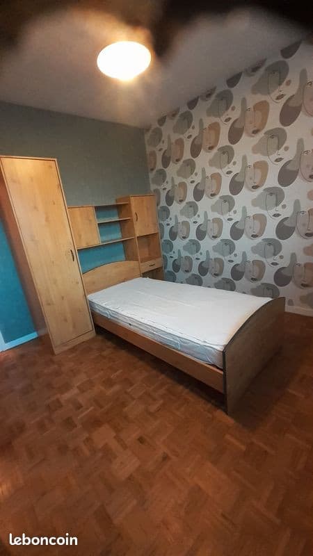Chambre meublée