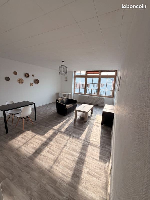 À louer – Appartement meublé lumineux, fibre – Dernier étage avec ascenseur – Idéal étudiant – Centre-ville d'Elbeuf