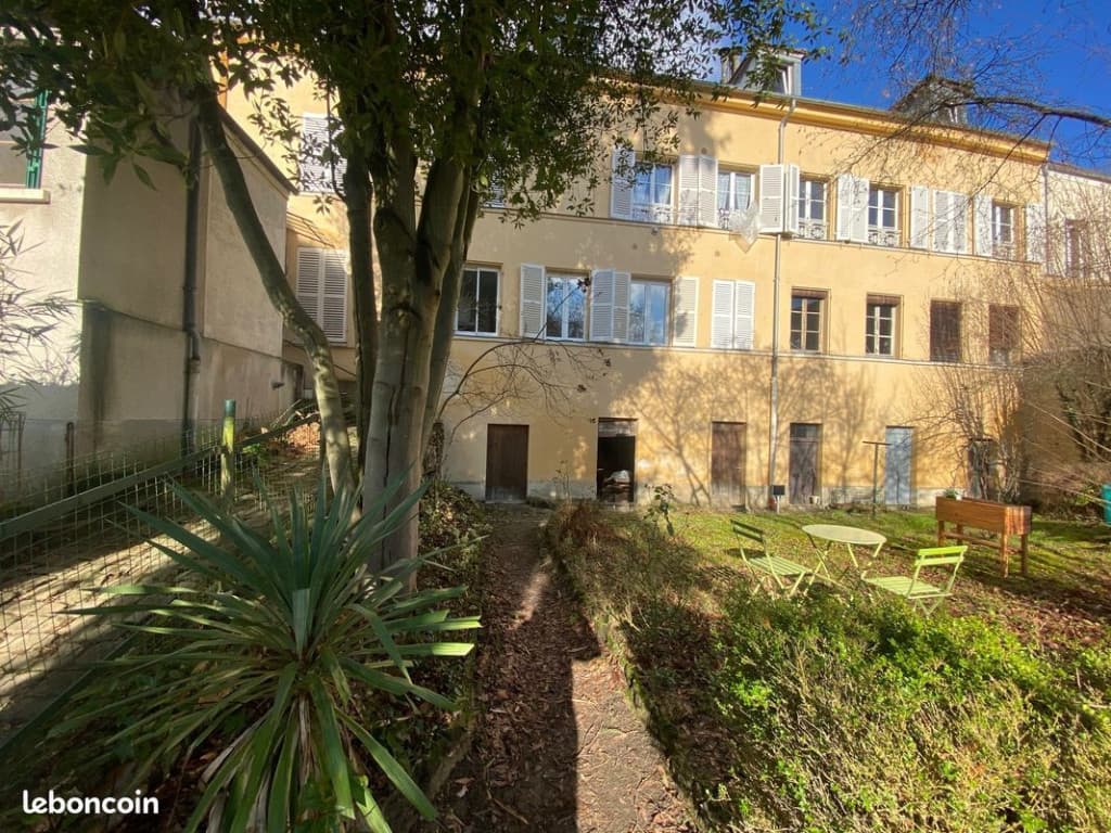 A louer 2 pièces meublés de 40 m2 refait à neuf avec jardin privatif et accès privé aux étangs de Corot