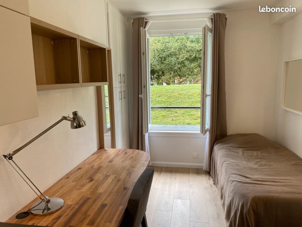GARE DE SEVRES VILLE D’AVRAY – STUDETTE MEUBLÉE 11 m² DOUCHE PRIVÉE