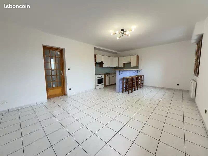 Appartement T2 non meublé 47m² – 1er étage avec cuisine équipée et dressing – Melun Centre