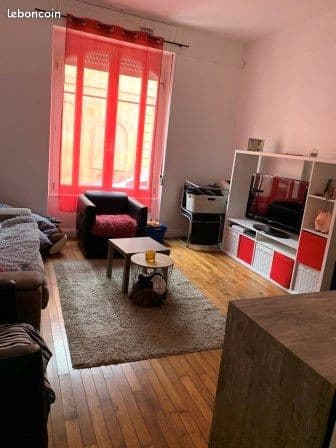 ❤️ Grand appart F1/ T1 bis : 1 chambre à 50 m place Darche Longwy-Haut, grande cuisine équipée, SDB, cave, DV PVC, stationnement aisé