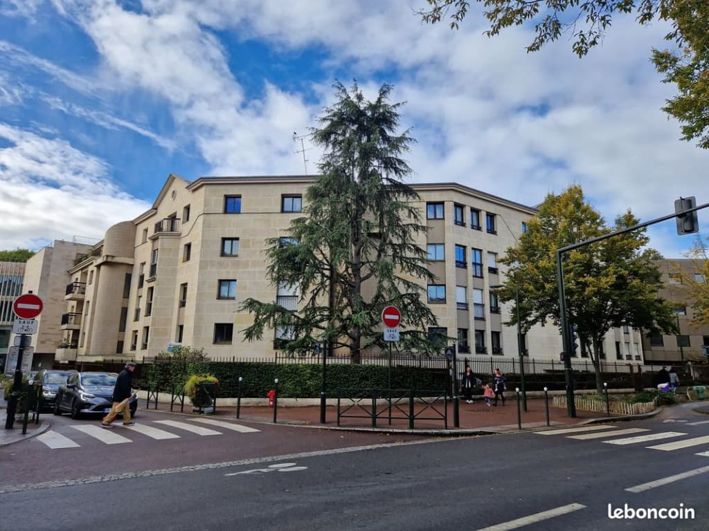 Location meublée studio 28 m² Bourg-La-Reine (92340) 940