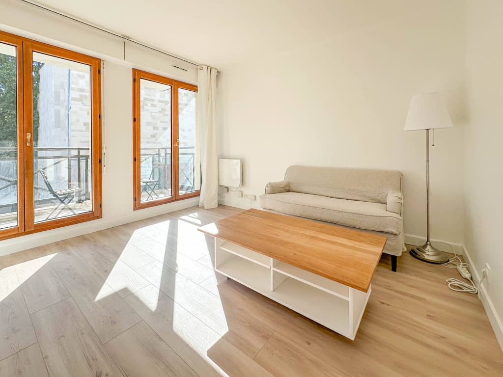 À louer Studio meublé avec coin nuit, balcon, cave et parking