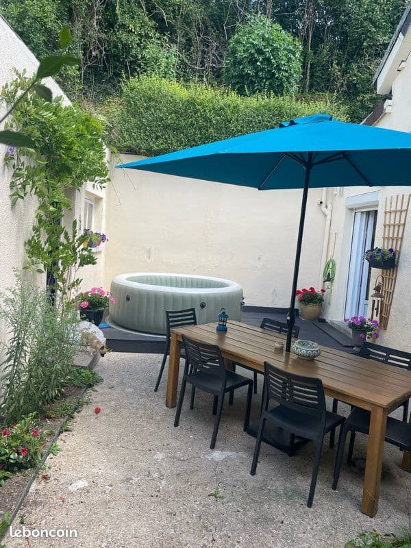 Maison rénovée avec cour et garage