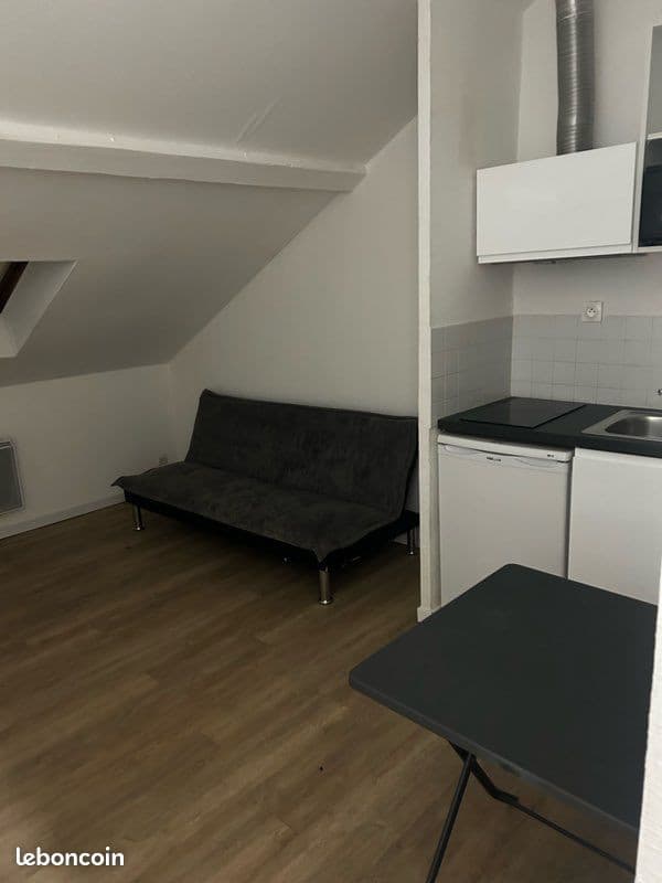 Part loue appartement type 1 bis meublé mansardé avec coin cuisine alénagé,salle de bain avec baignoire et toilette, espace couchage independant