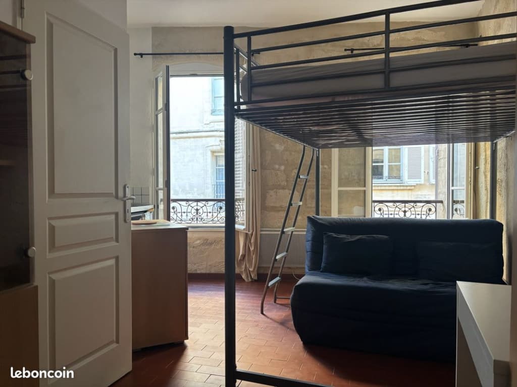 Studio meublé intra-muros zone piétonne