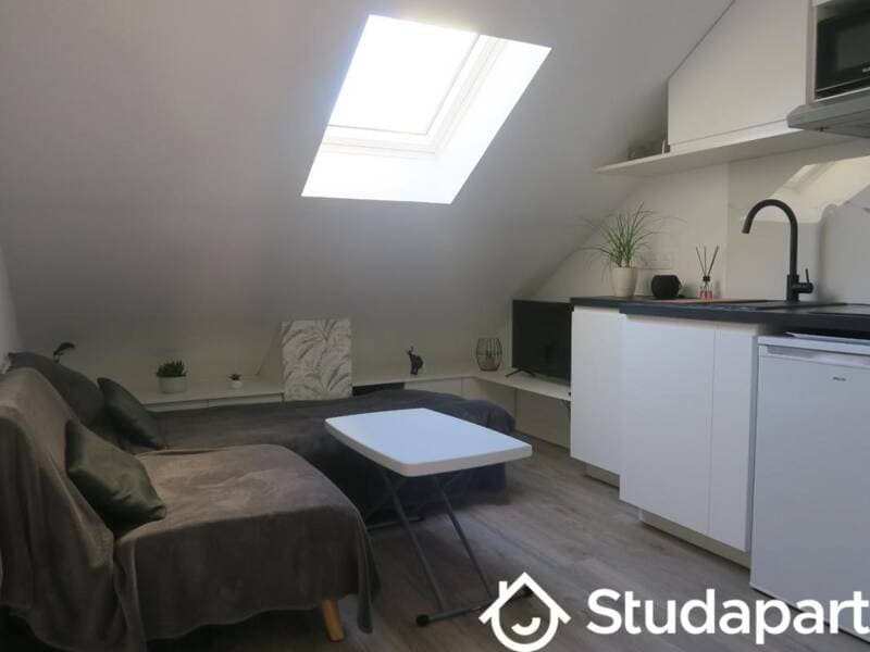 Studette/chambre équipée chez l'habitant / 1er étage mansardé
