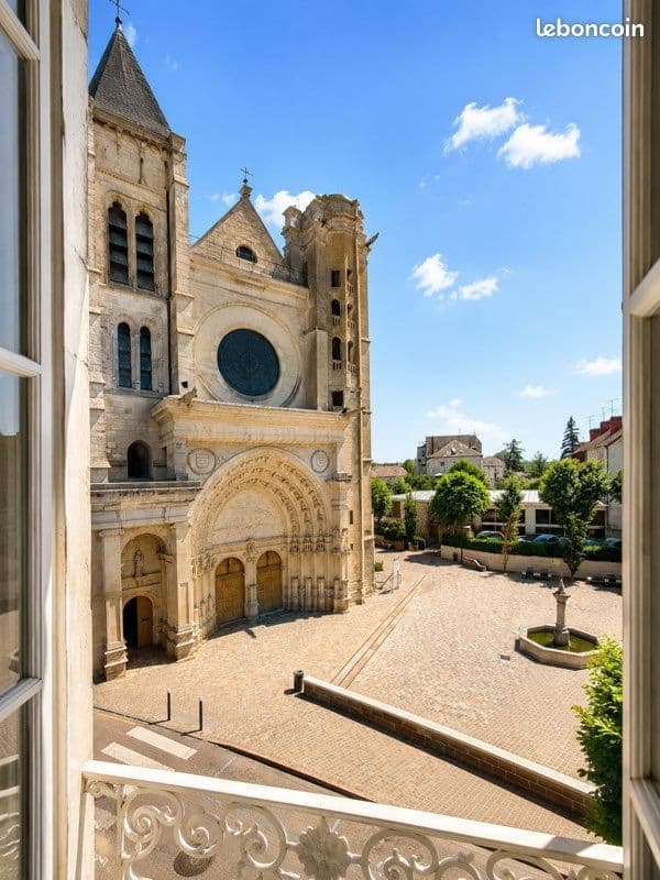 ✨ Appartement T2 meublé d’exception – Vue imprenable sur la Collégiale – Hyper centre Montereau