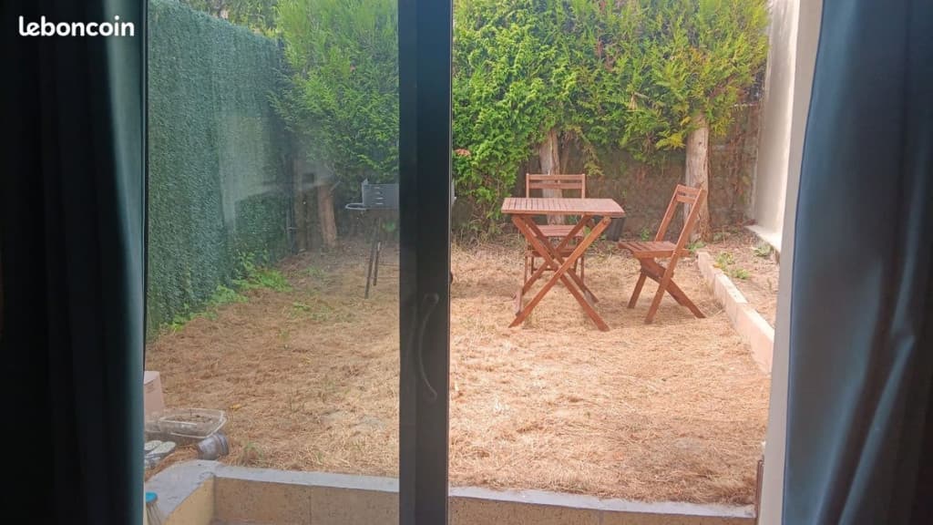 Studio meuble 23 mètres carrés avec jardin privatif