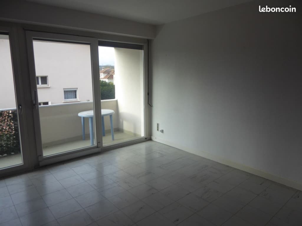 Location appartement de deux pièces cuisine non meublé dans une petite résidence calme