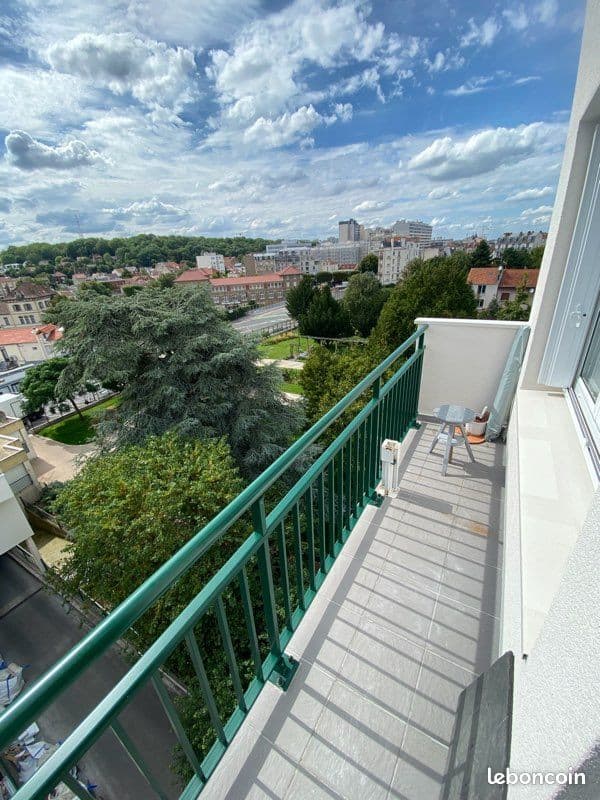 Grand studio meublé 30 m² avec balcon – RER à 1 min
