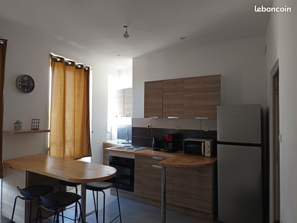 Appartement lumineux second étage centre ville