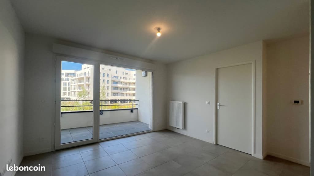 T2 récent secteur Brazza avec terrasse et parking