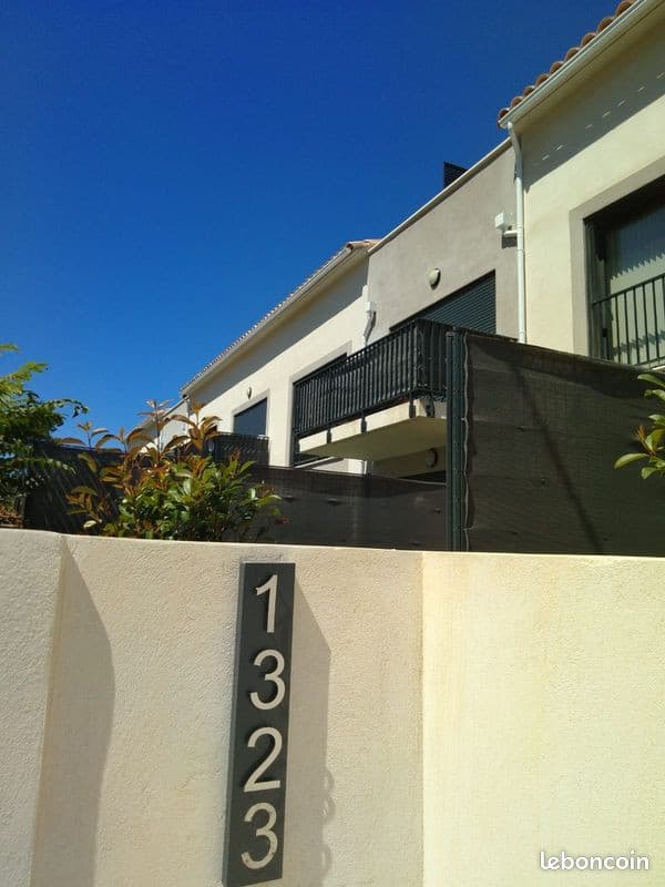 F2 rez de jardin récent corniche du Cap Brun