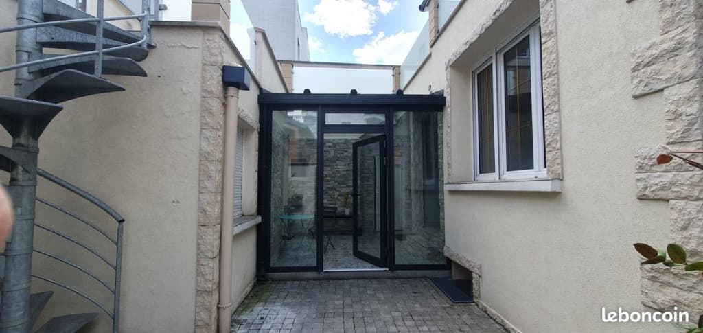 IVRY-SUR-SEINE (94200). Pour ÉTUDIANT : 2 PIÈCES MEUBLÉ TOUT CONFORT. (1 km de Paris). Entrée indépendante
