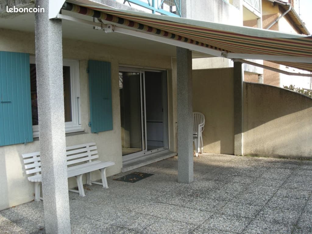 Meublé entièrement. Très agréable type 2, idéalement exposé plein sud avec une terrasse exceptionnelle de 45 M2