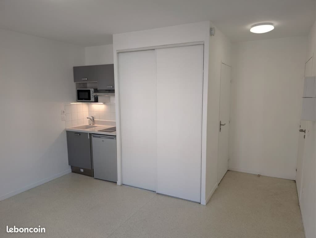 Studio vide 21 m² refait à neuf - Europole / Saint-Bruno (Idéal Étudiant) - 465 CC