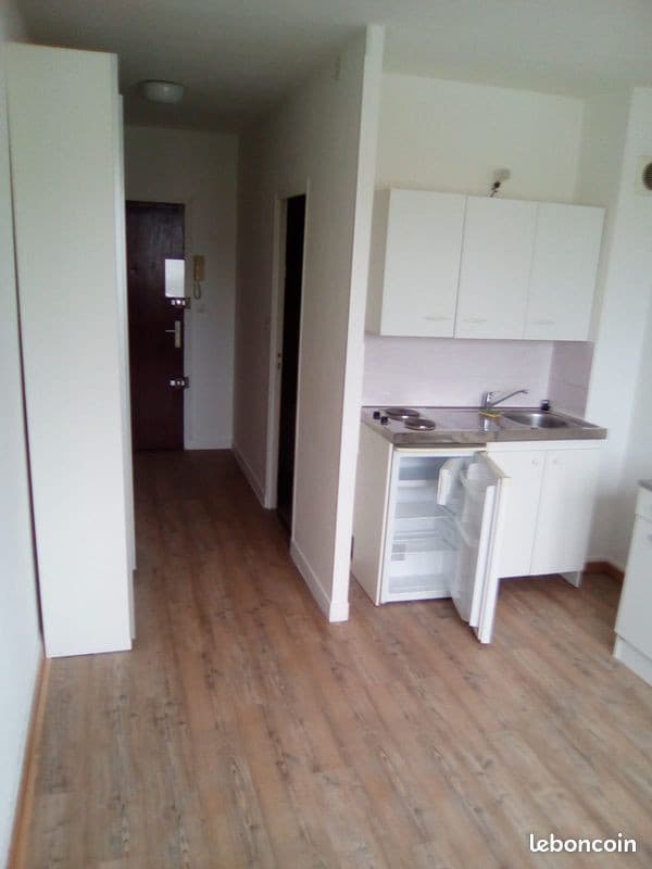 STUDIO 20 M2 dans une rue pavillonnaire à 3ms de la gare RER C