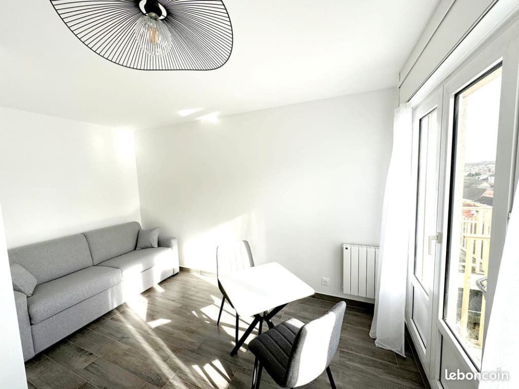 Studio meublé de standing proche gare, balcon, parking