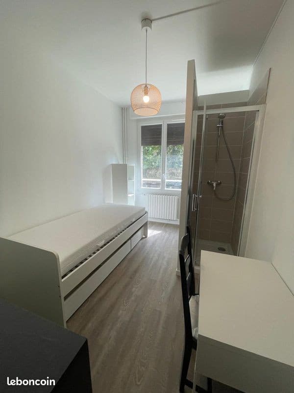 Studette à Maisons-Laffitte