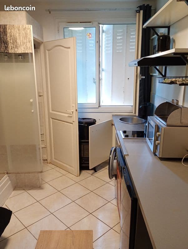 A louer sur Maisons-Laffitte, une pièce de 12m2, Toute équipée 580 Cc par mois