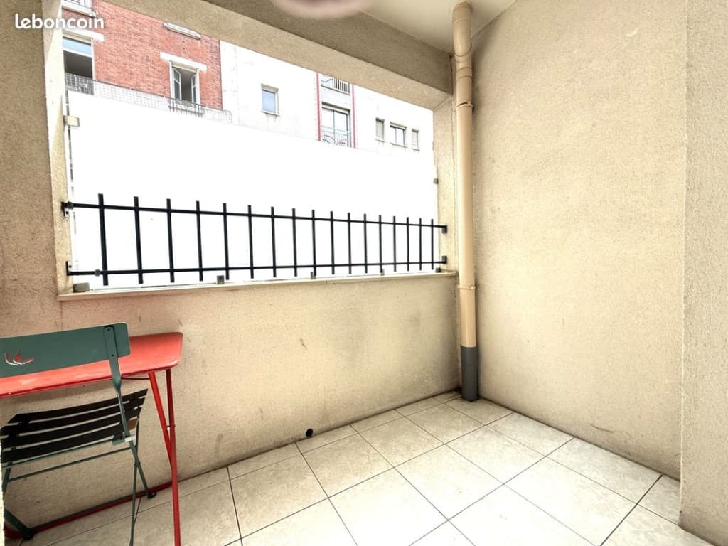 À LOUER – Studio meublé avec balcon – Disponible immédiatement