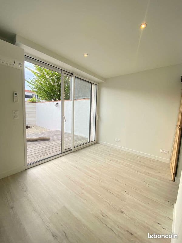 Appartement 2 pieces climatise + grande cours