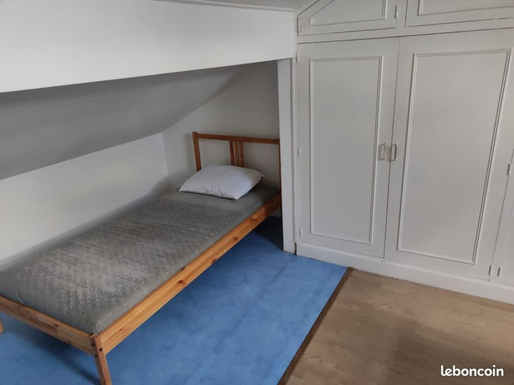 Chambre meublee partagee