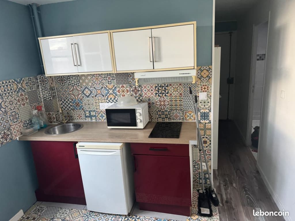 Appartement meublé équipée 15 m2 à Courbevoie belle immeuble à Bécon les bruyères 50 m de la gare près de toutes commodités au pied de l’immeuble 680 euros charges comprises avec ascenseur 7 étages