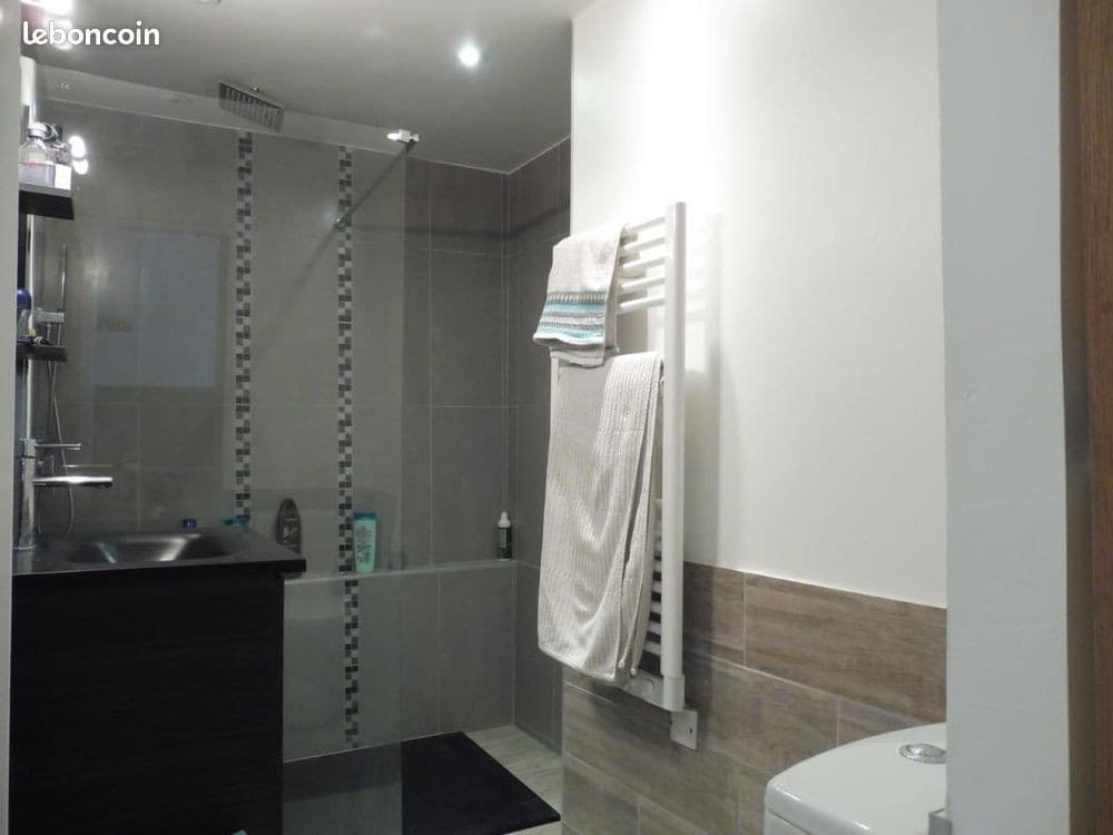 Digicode/gardien, grand studio de 33m² au 2ème étage avec ascenseur