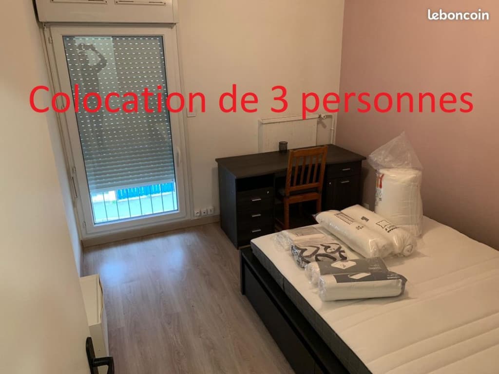 Chambre bien meublée