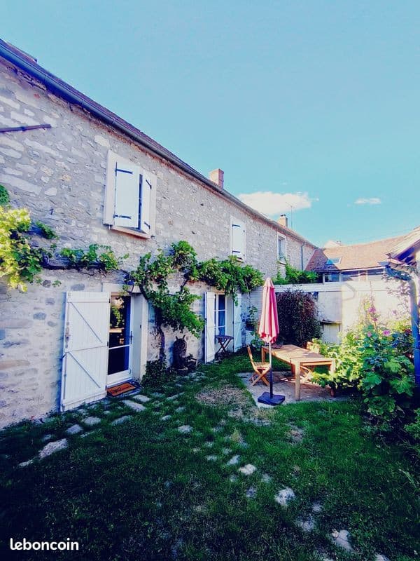 Maison de village avec cour et grange – Larchant