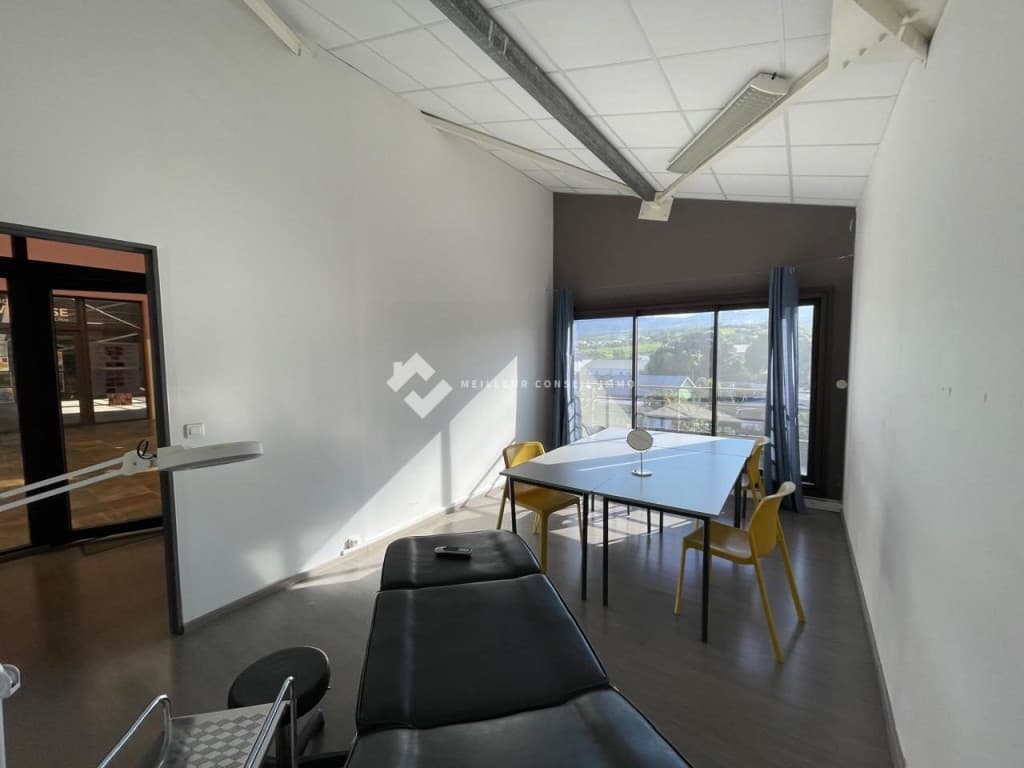 Local commercial de 70 m² situé au 2ème étage d'un centre-co